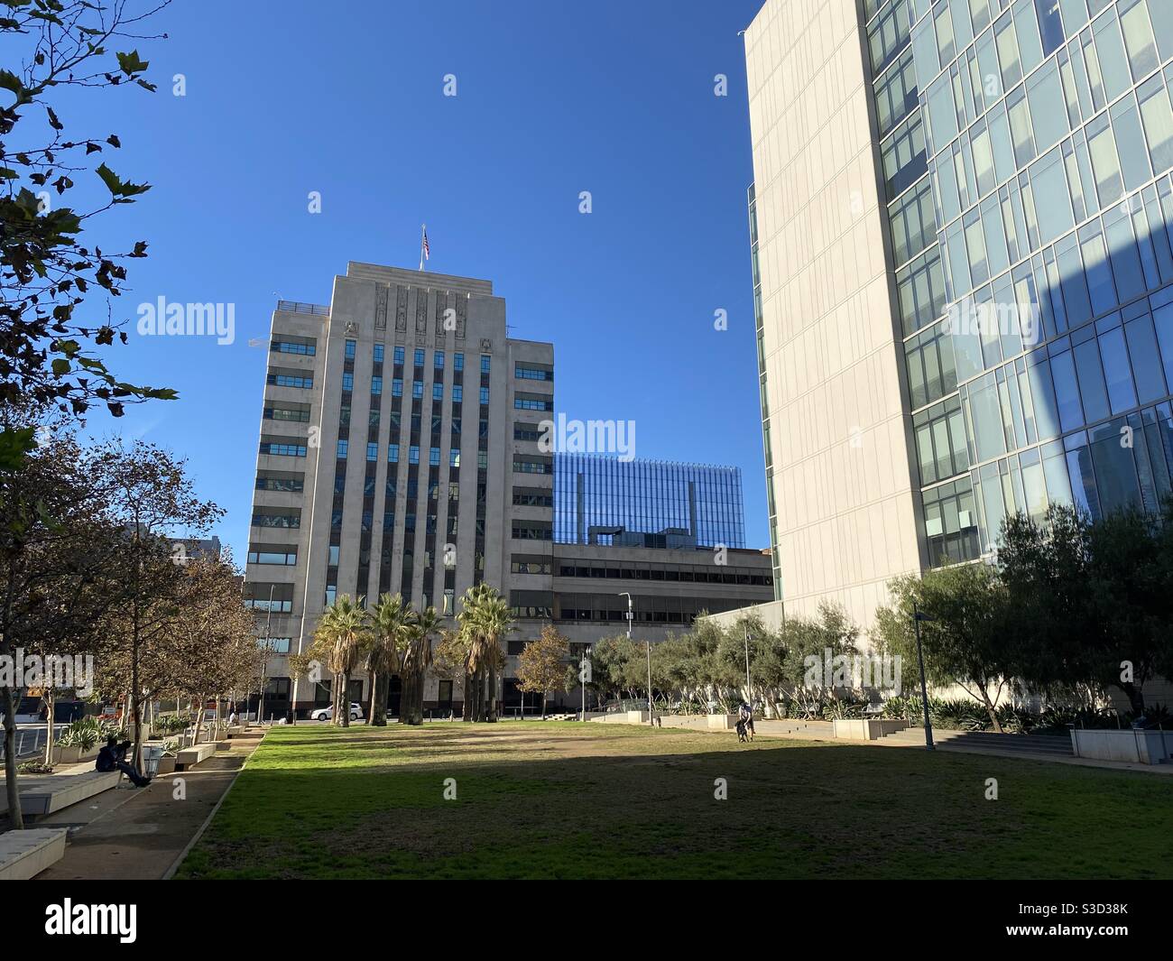 LOS ANGELES, CA, NOV 2020: Blick auf den kleinen innerstädtischen Park und die Gebäude hinter dem Hauptquartier der Los Angeles Police Department in Downtown, tagsüber Stockfoto
