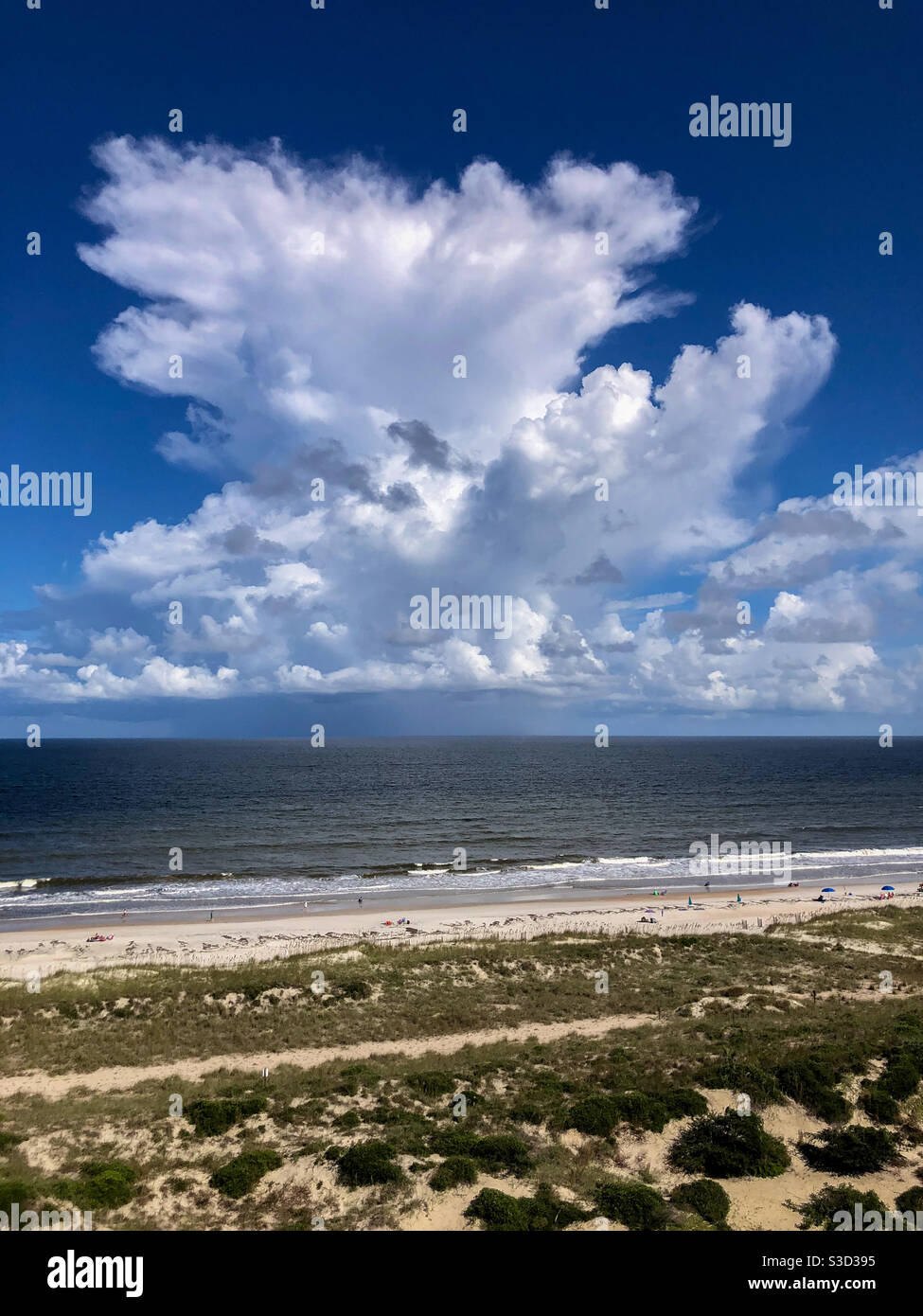 Cumulonimbus Gewitterwolken über dem Meer auf Amelia Island in Florida. Stockfoto