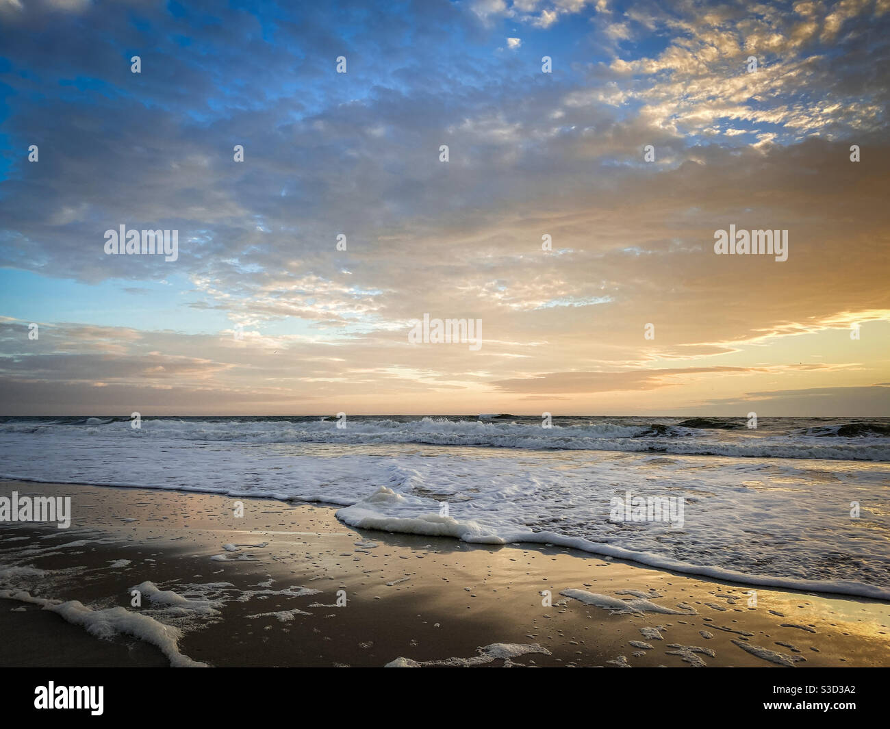 Wunderschöner Sonnenaufgang am Strand mit Wellen auf Amelia Island, Florida. Stockfoto