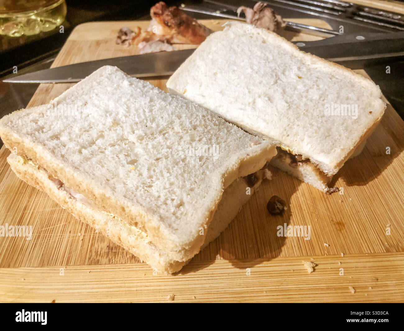 Hausgemachtes Sandwich auf einem Holzbrett. - Smartphone-aufgenommenes Stockfoto