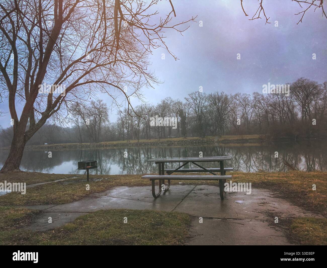 Ein Picknickplatz im Winter am Great Miami River. Stockfoto