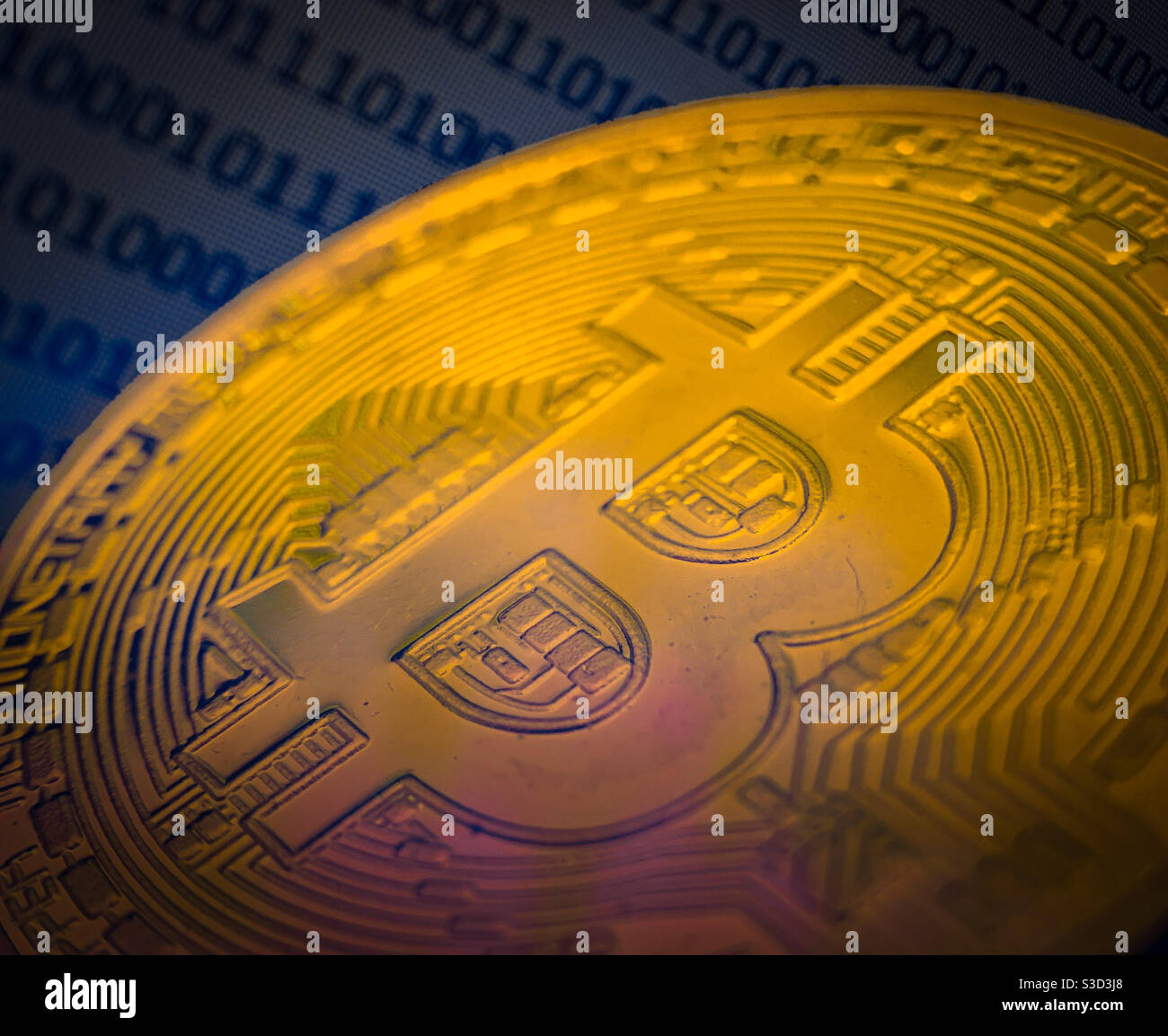 Foto einer Bitcoin-Replikatmünze. Kryptowährung digitales Geld. Bitcoin-Mining. Tesla. Elon Moschus. Dogecoin - Smartphone-aufgenommenes Stockfoto