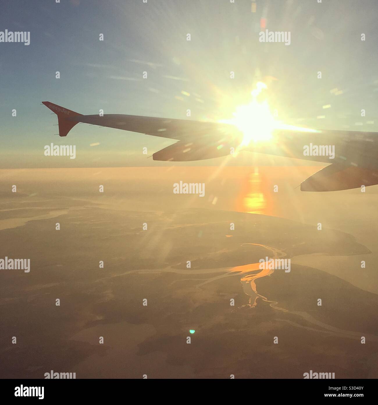 Sonnenaufgangslicht trifft auf den Flügel des Flugzeugs auf dem Weg nach Kroatien Stockfoto