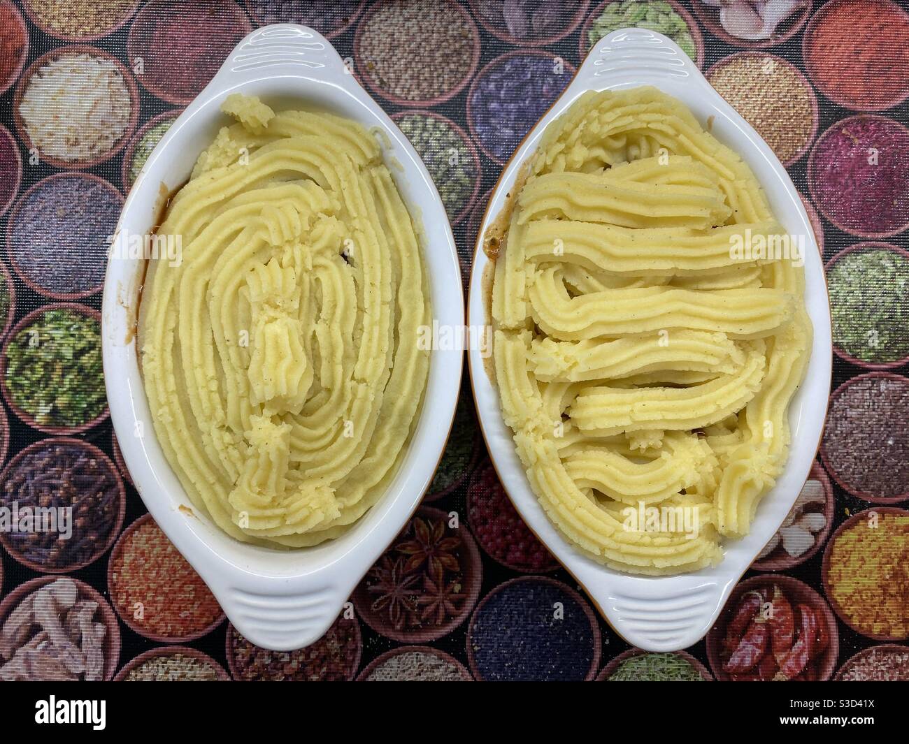 Individuelle Cottage Pies mit paspelierten kitschigen Brei Stockfoto