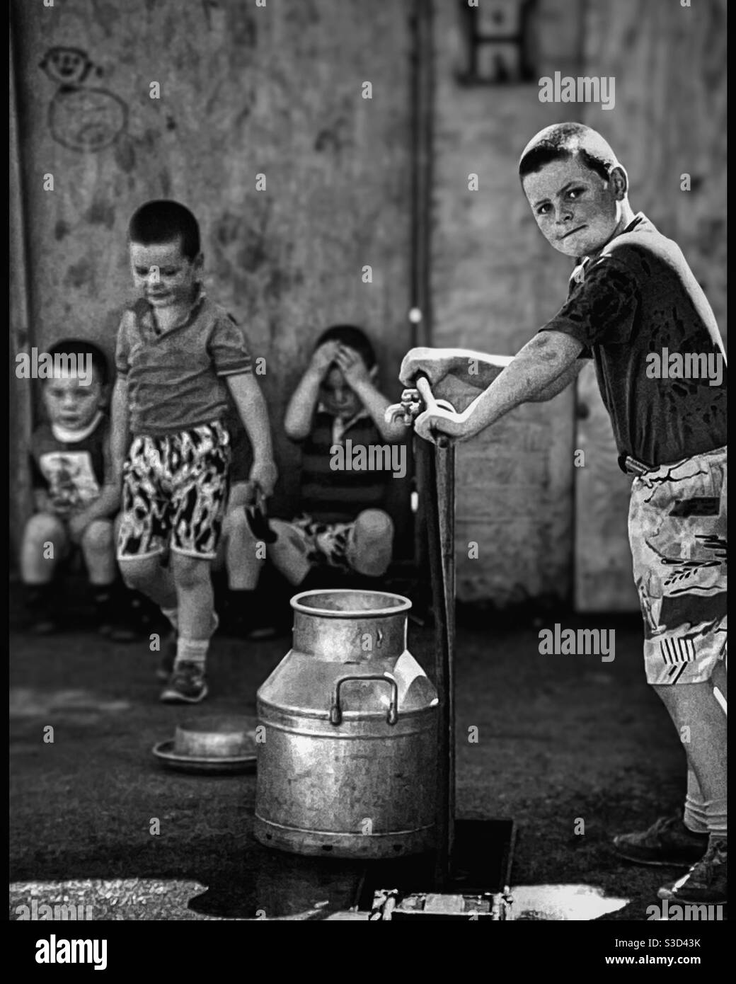 Reisende Kinder an einem Wasserstand. - Smartphone-aufgenommenes Stockfoto