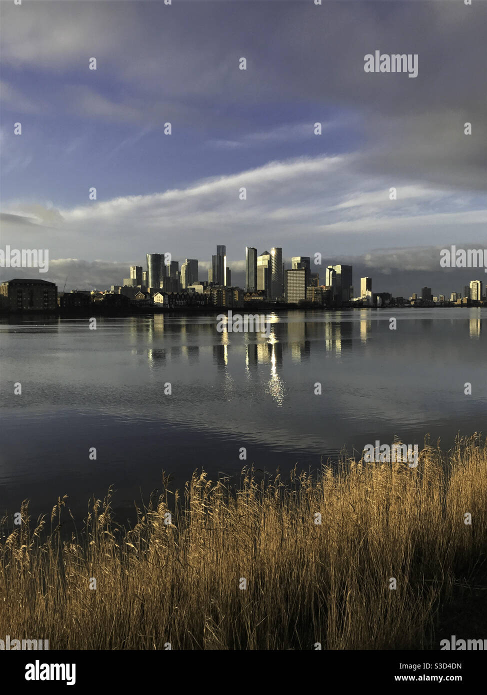 Blick auf Canary Wharf Banks mit Spiegelungen in der Themse. Wolkenkratzer im Londoner Finanzviertel Stockfoto