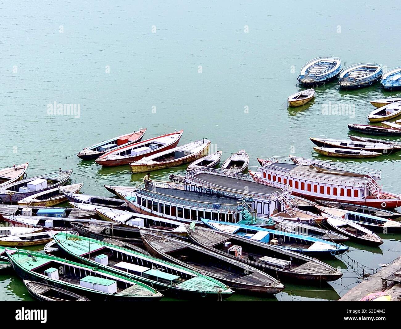 Boote im Fluss Ganga vor Anker am Ufer Stockfoto
