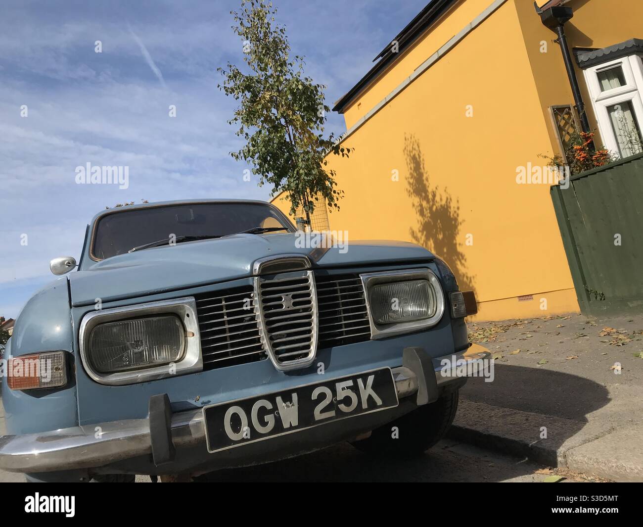 Oldtimer durch bunte Wand - Smartphone-aufgenommenes Stockfoto