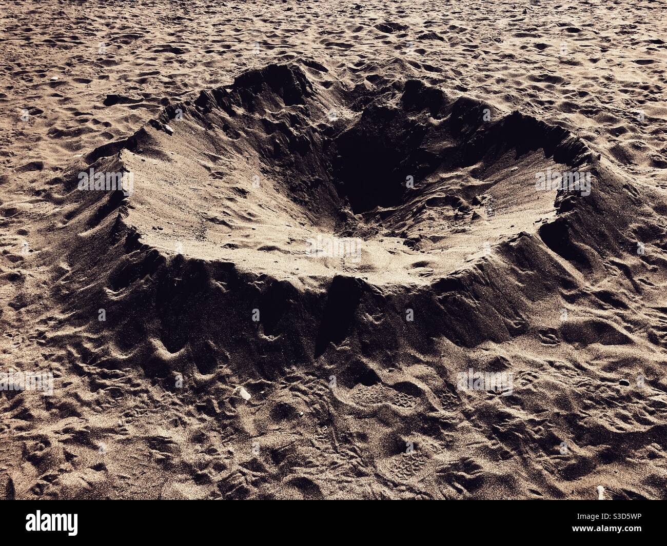 Kraterartige Form am Strand - Smartphone-aufgenommenes Stockfoto