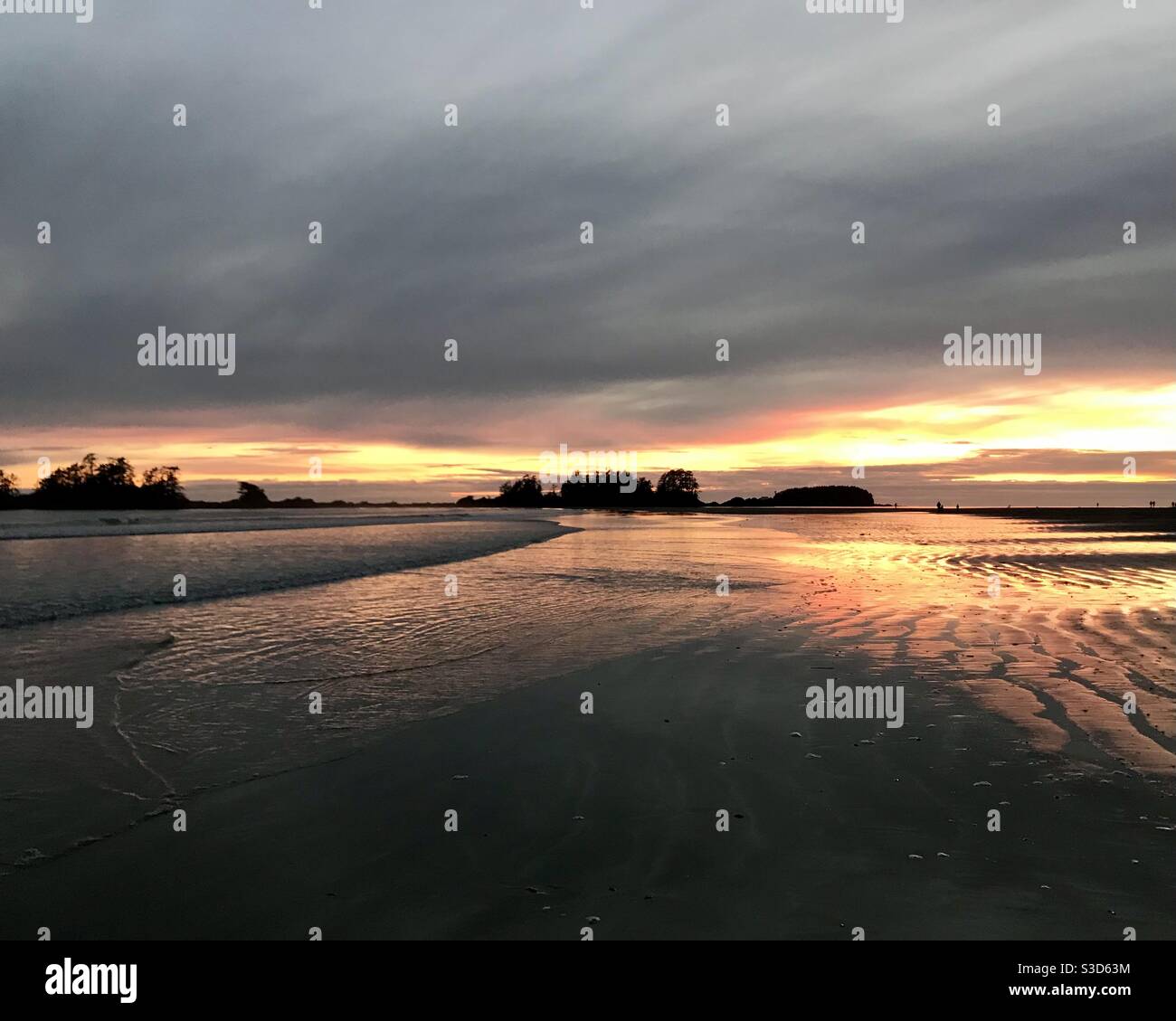 Lebendige orange Sonnenuntergang Reflexion Chesterman Strand Tofino BC Kanada Stockfoto