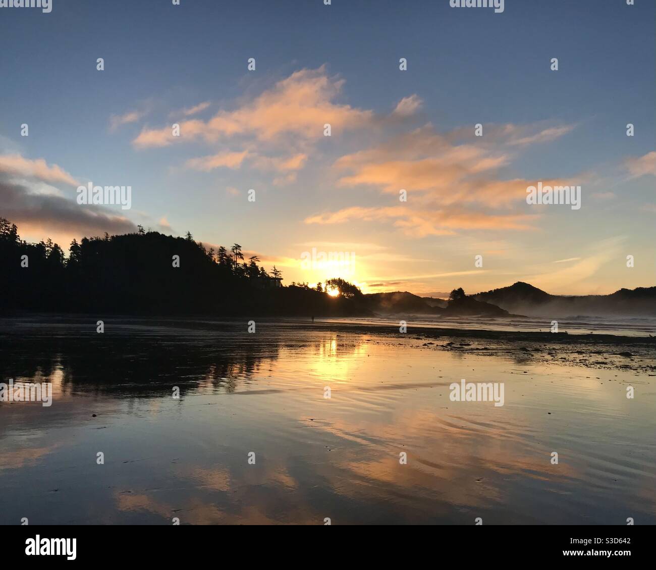 Wunderschöner Sonnenaufgang am Morgen über dem Chesterman Strand Tofino BC Canada Stockfoto