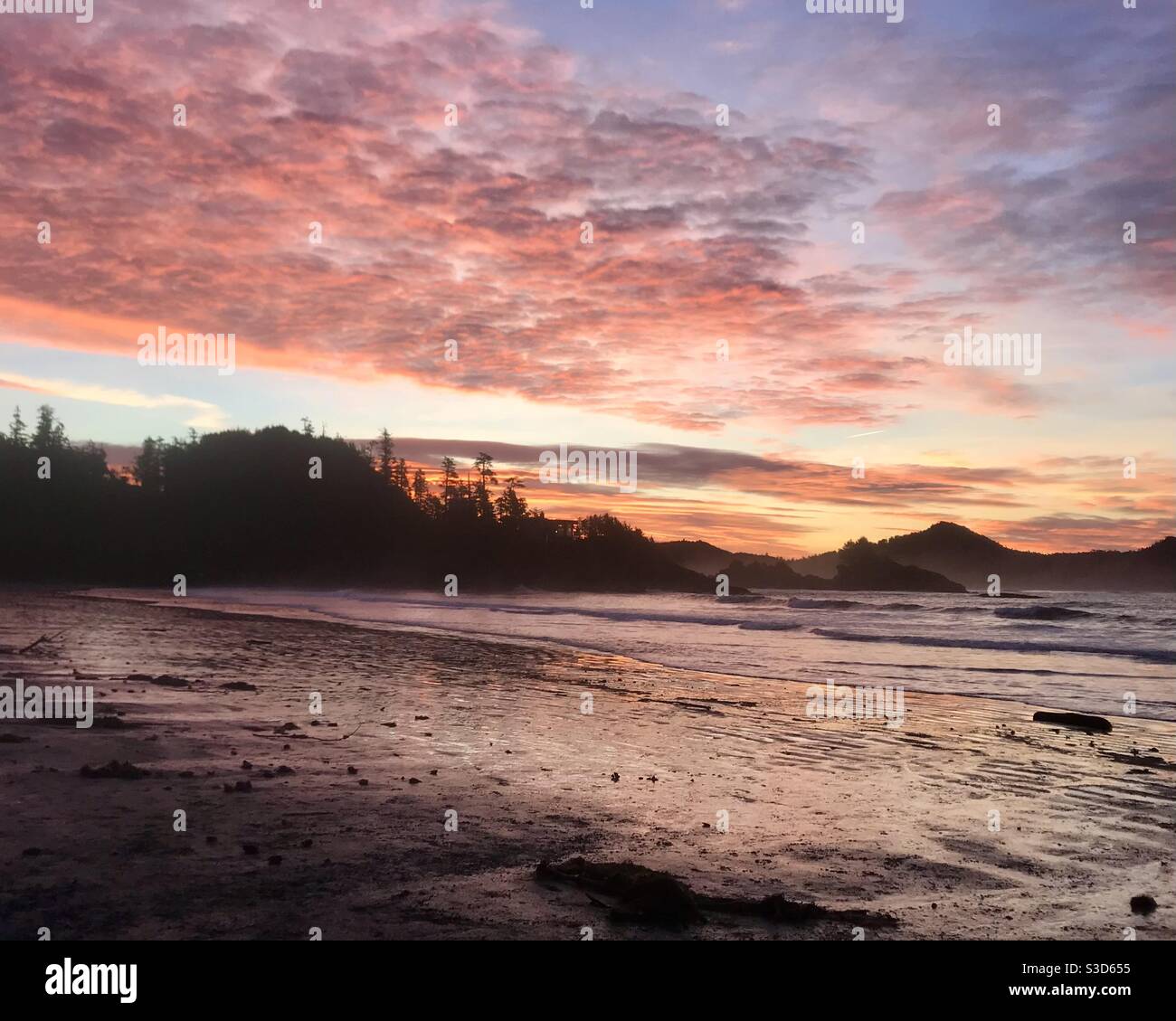 Blick auf den Sonnenaufgang auf das Meer und die Berge von Tofino BC Canada Stockfoto