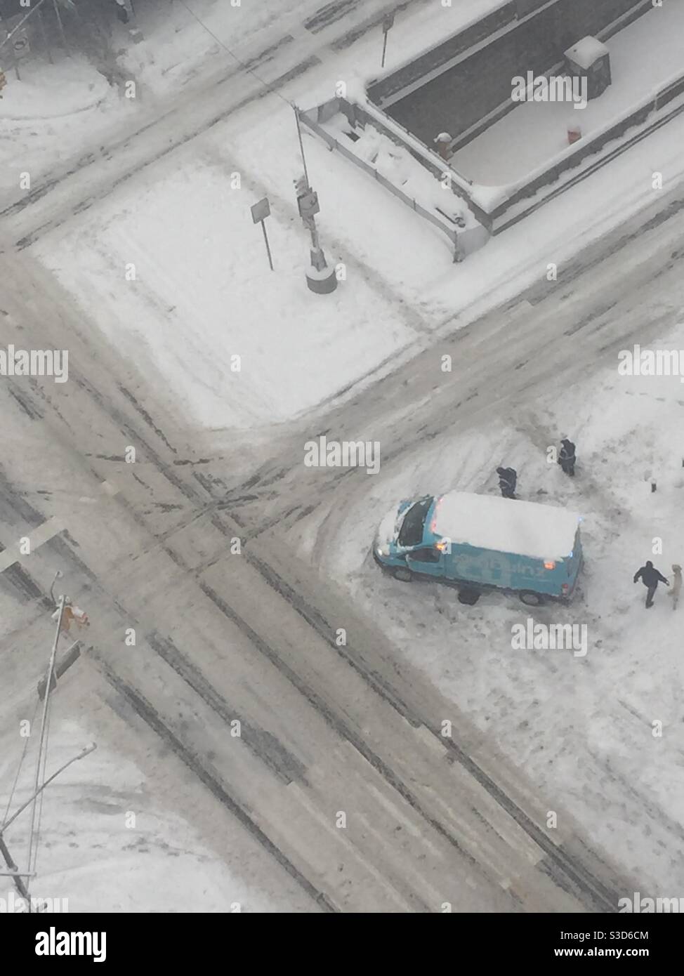 Ein Lieferwagen steckt im Schnee während im Schneesturm Inn Midtown Manhattan, NYC, USA Stockfoto
