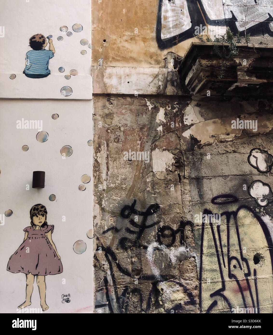 Nettes Mädchen und Junge mit Seifenblasen in Streetart - Smartphone-aufgenommenes Stockfoto