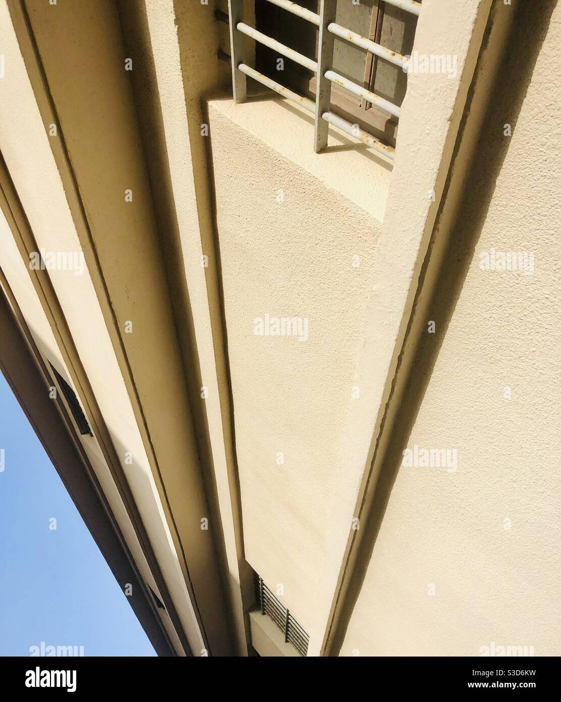Gelbes Gebäude in Diagonalansicht Stockfoto