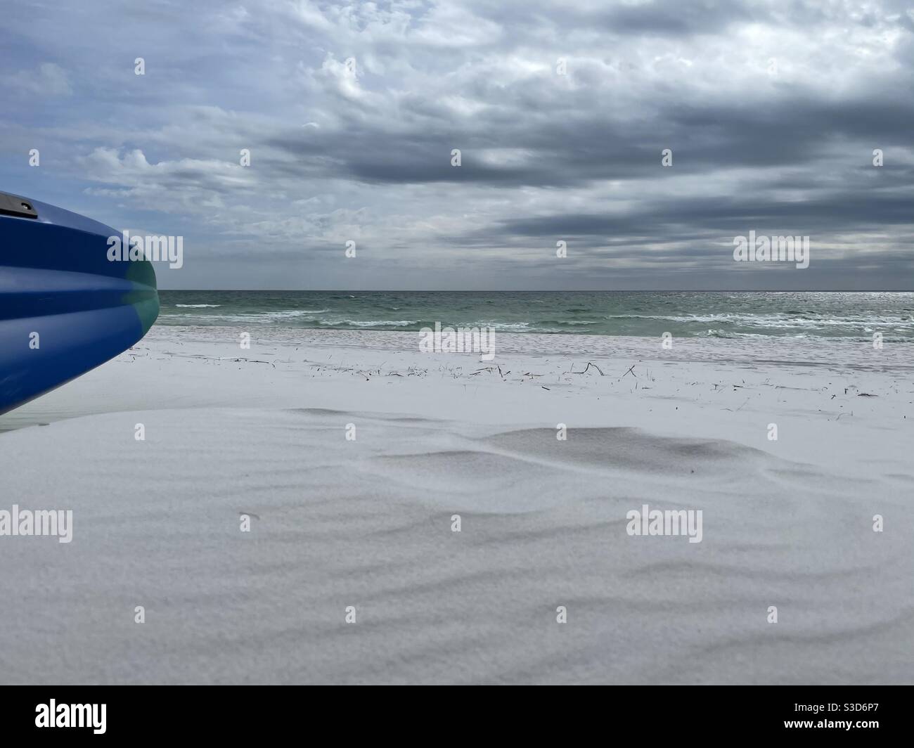 Wolkiger Strand Himmel und das Ende eines Kajaks auf Der Sand - Smartphone-aufgenommenes Stockfoto
