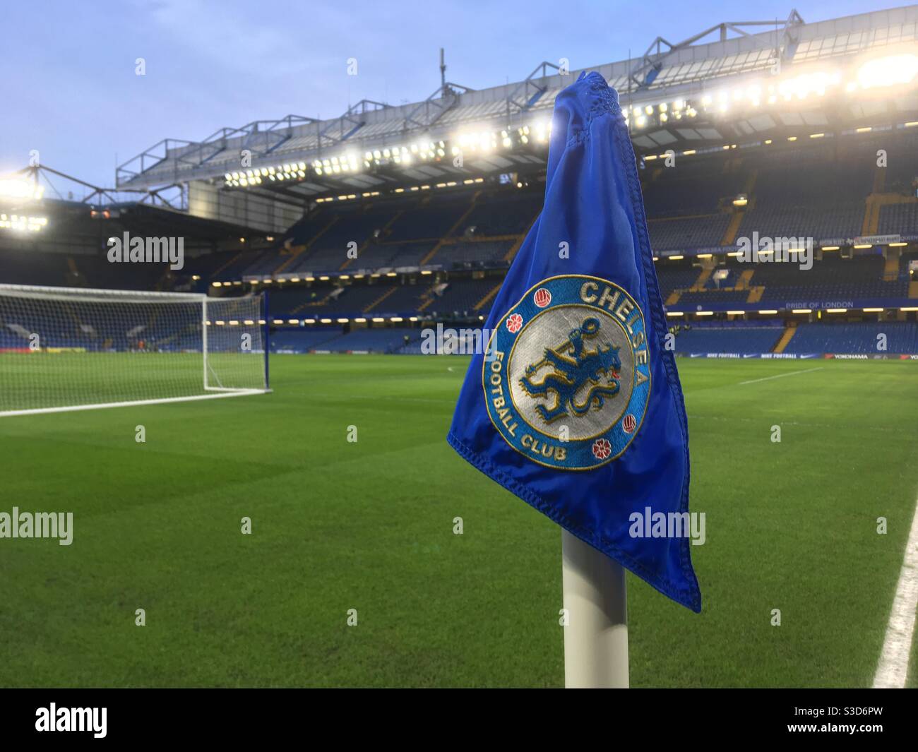 Die Eckflagge an der Stamford Bridge, Heimstadion des Chelsea Football Club Stockfoto