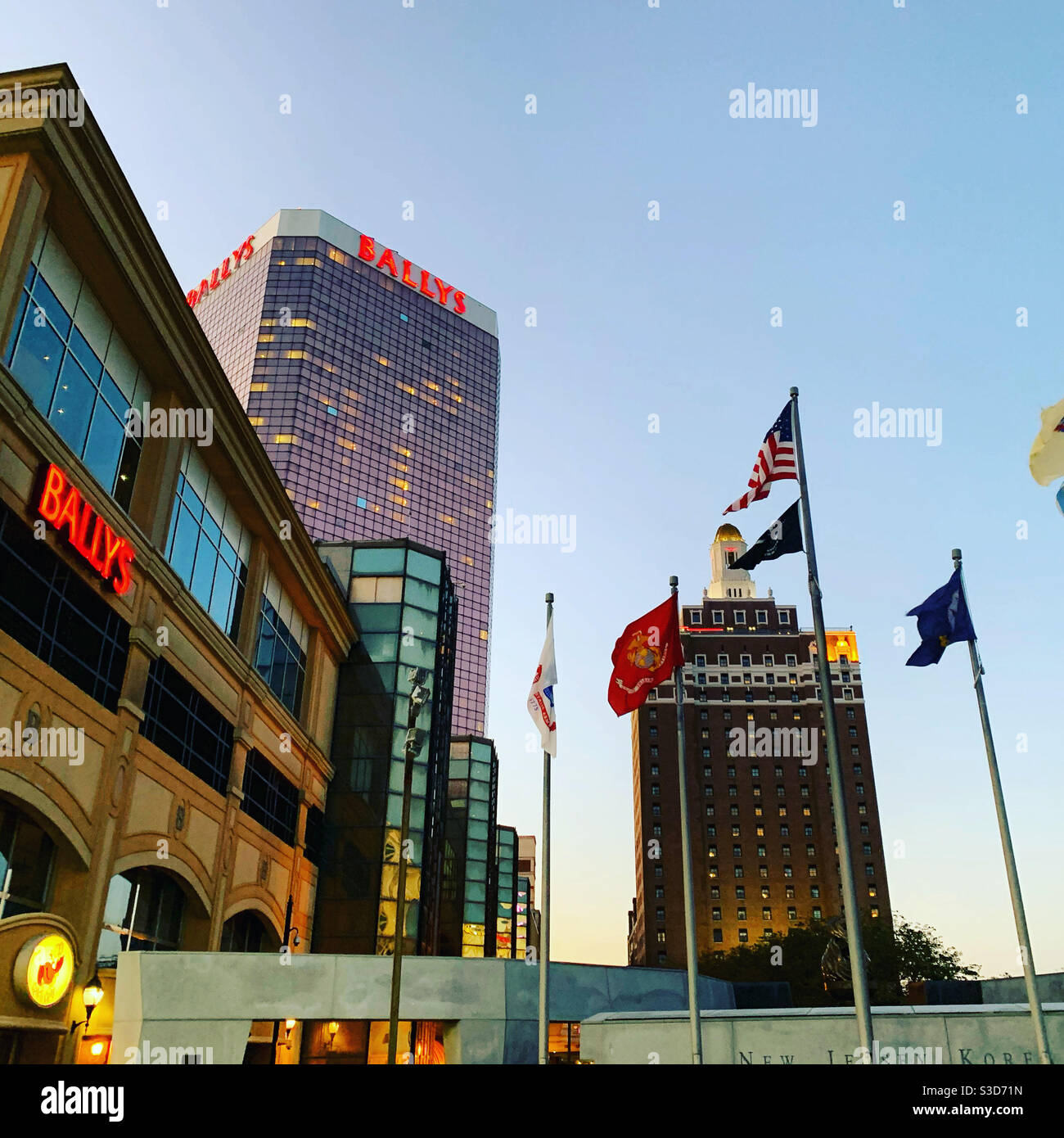 Casino-Hotels vom Boardwalk in der Abenddämmerung, Atlantic City, New Jersey, USA Stockfoto