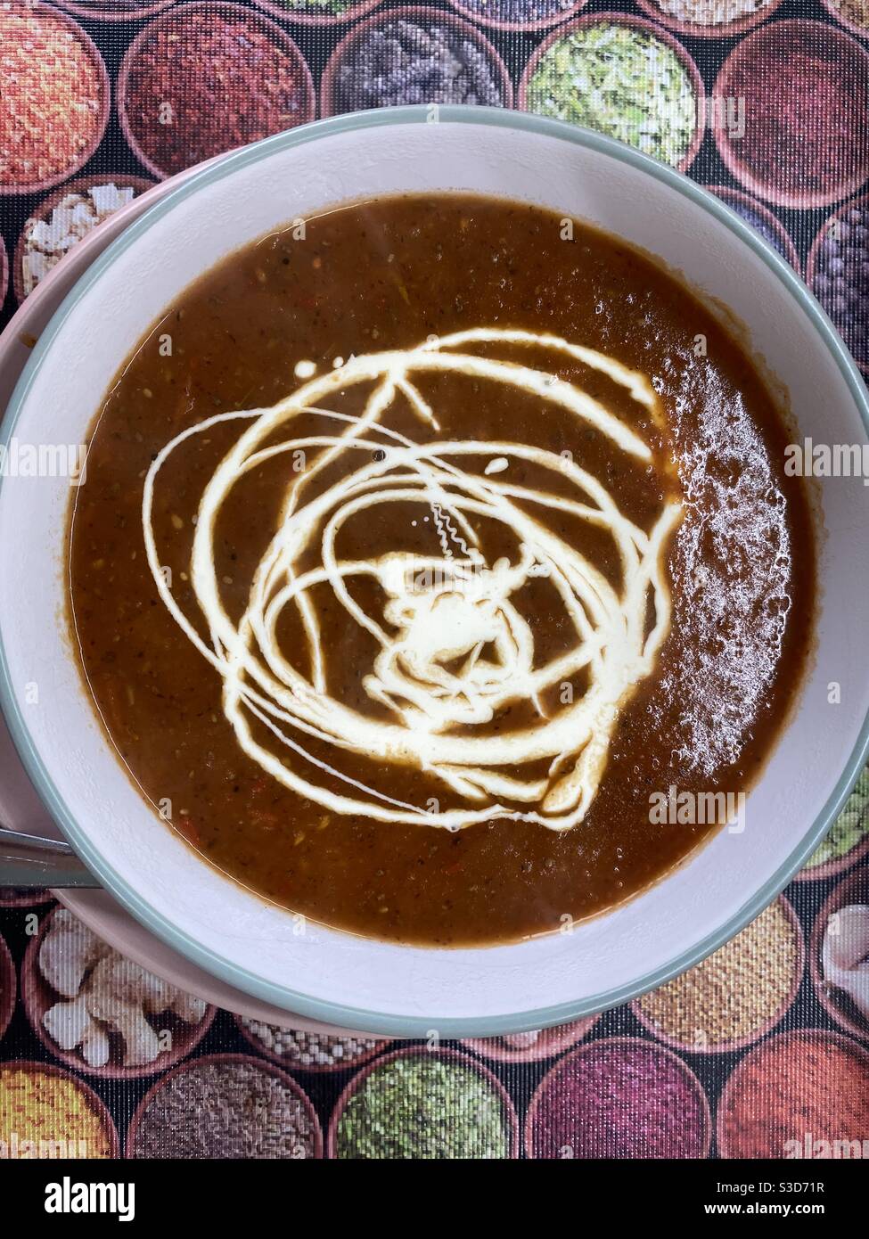 Hausgemachte Tomatensuppe, mit Sahnewirbel Stockfoto