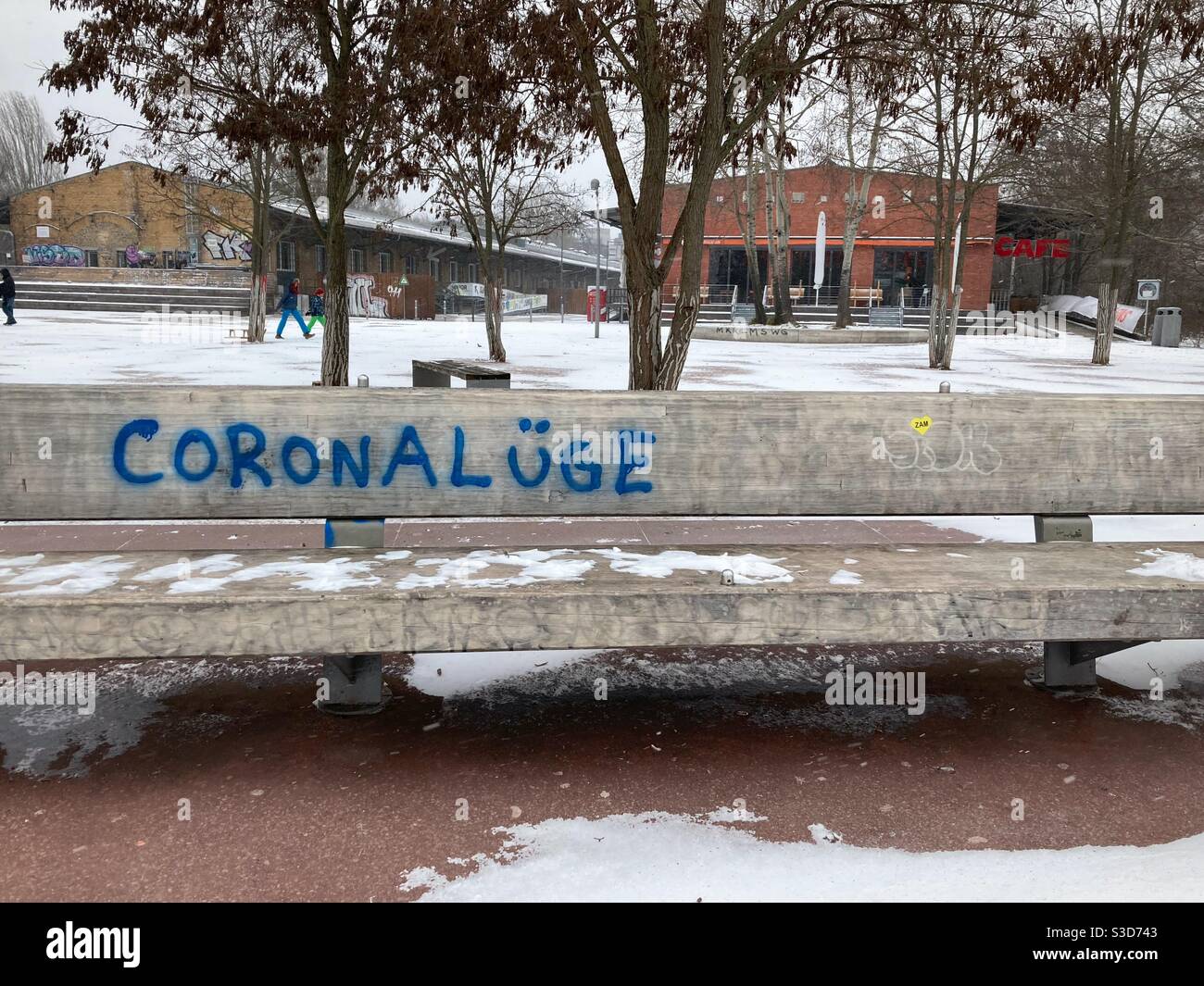 Graffiti, die Corona Lie auf Deutsch auf einer öffentlichen Bank im Park am Gleisdreieck, Berlin, sagen Stockfoto