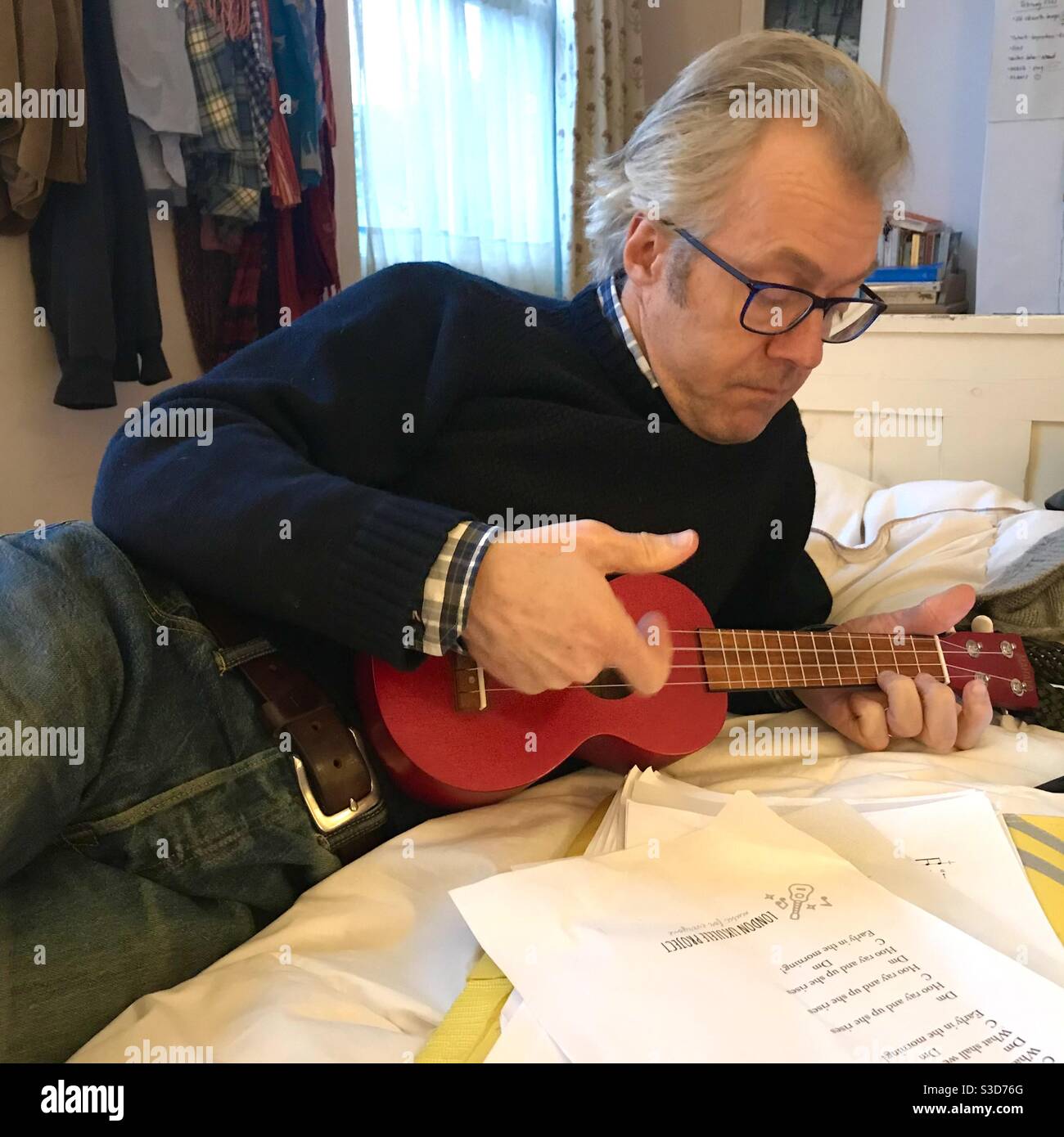 Man spielt ukulele Stockfoto