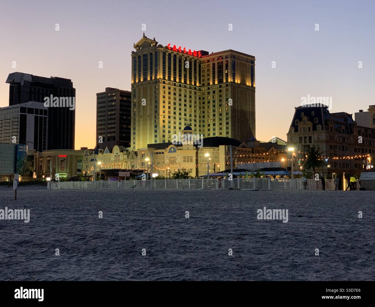 Eine Abendansicht von Caesars Atlantic City vom Strand, Atlantic City, New Jersey, USA Stockfoto