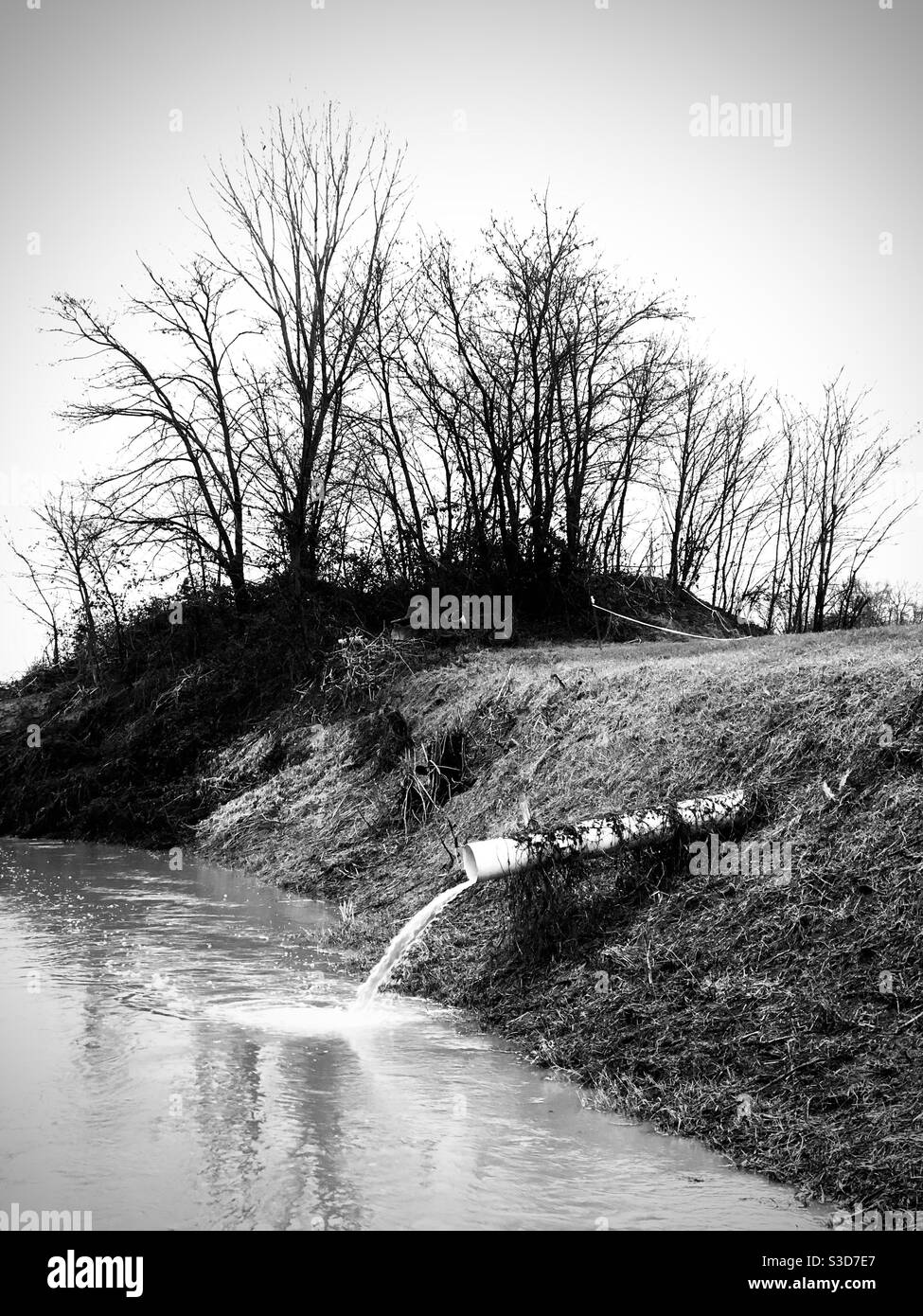 Verschmutzung Wasserzerfall Umwelt verschmutzende Ableitung in Fluss Schadstoff Stockfoto