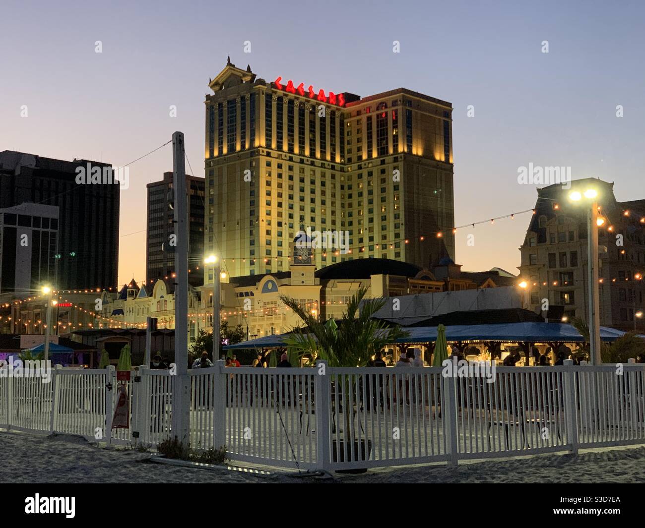 Eine Abendansicht von Caesars Atlantic City vom Strand, Atlantic City, New Jersey, USA Stockfoto