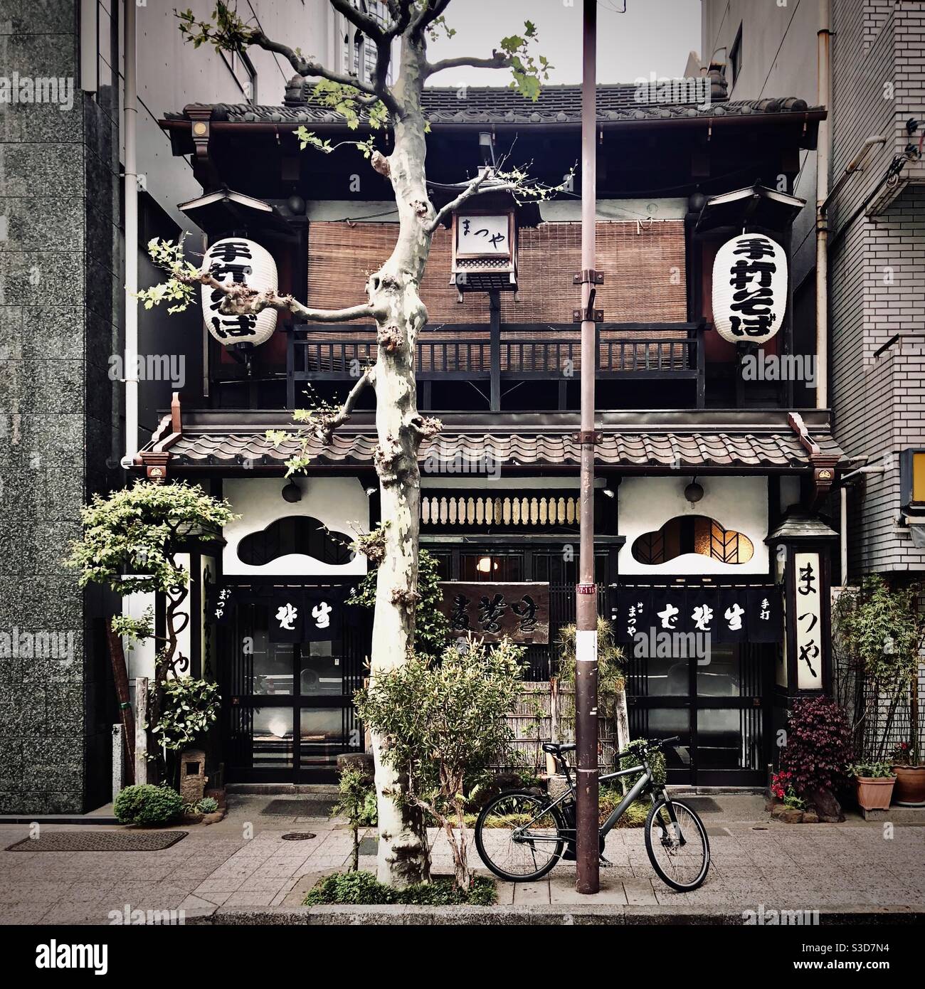 Traditionelles Soba Nudelrestaurant in Kanda, Tokio, Japan - Smartphone-aufgenommenes Stockfoto