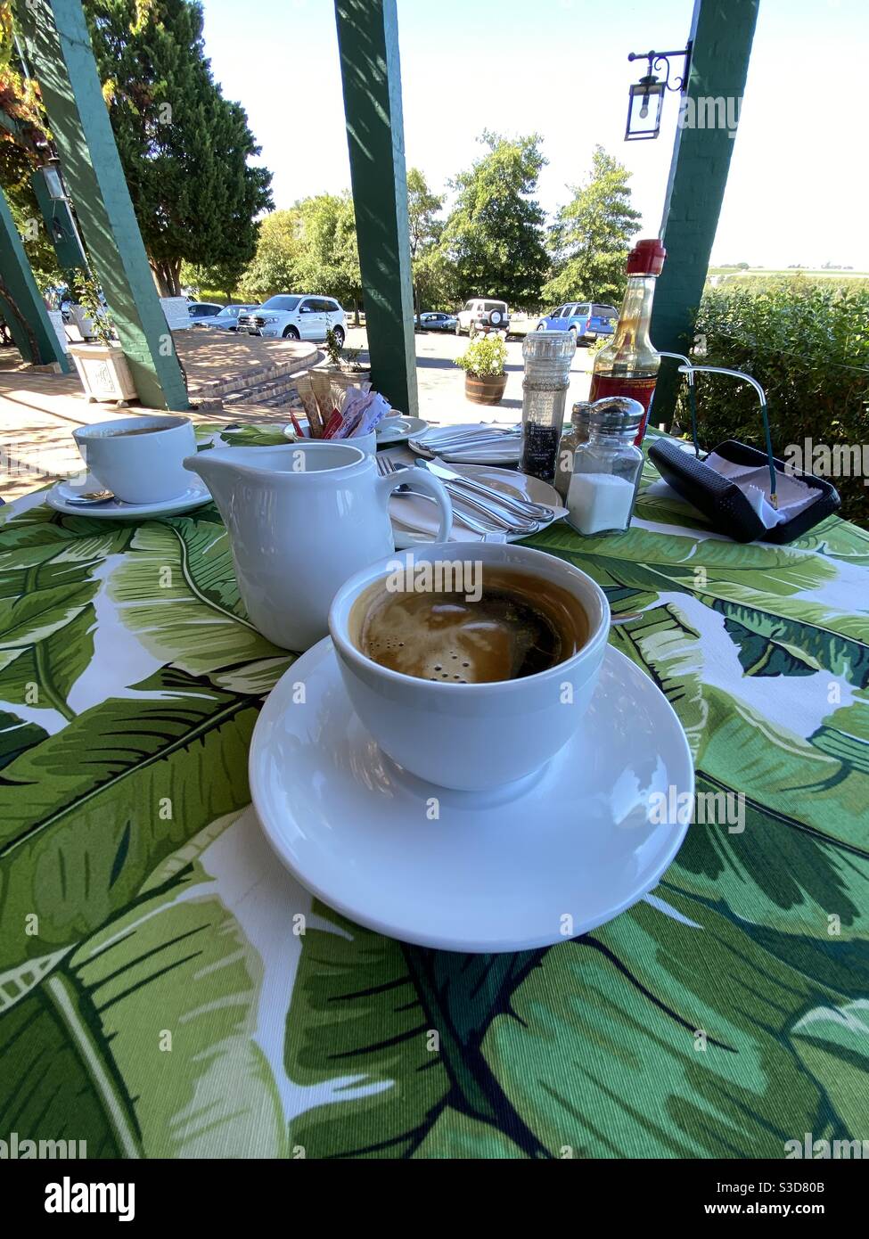 Kaffeetasse und Milch auf dem Restauranttisch. Stockfoto