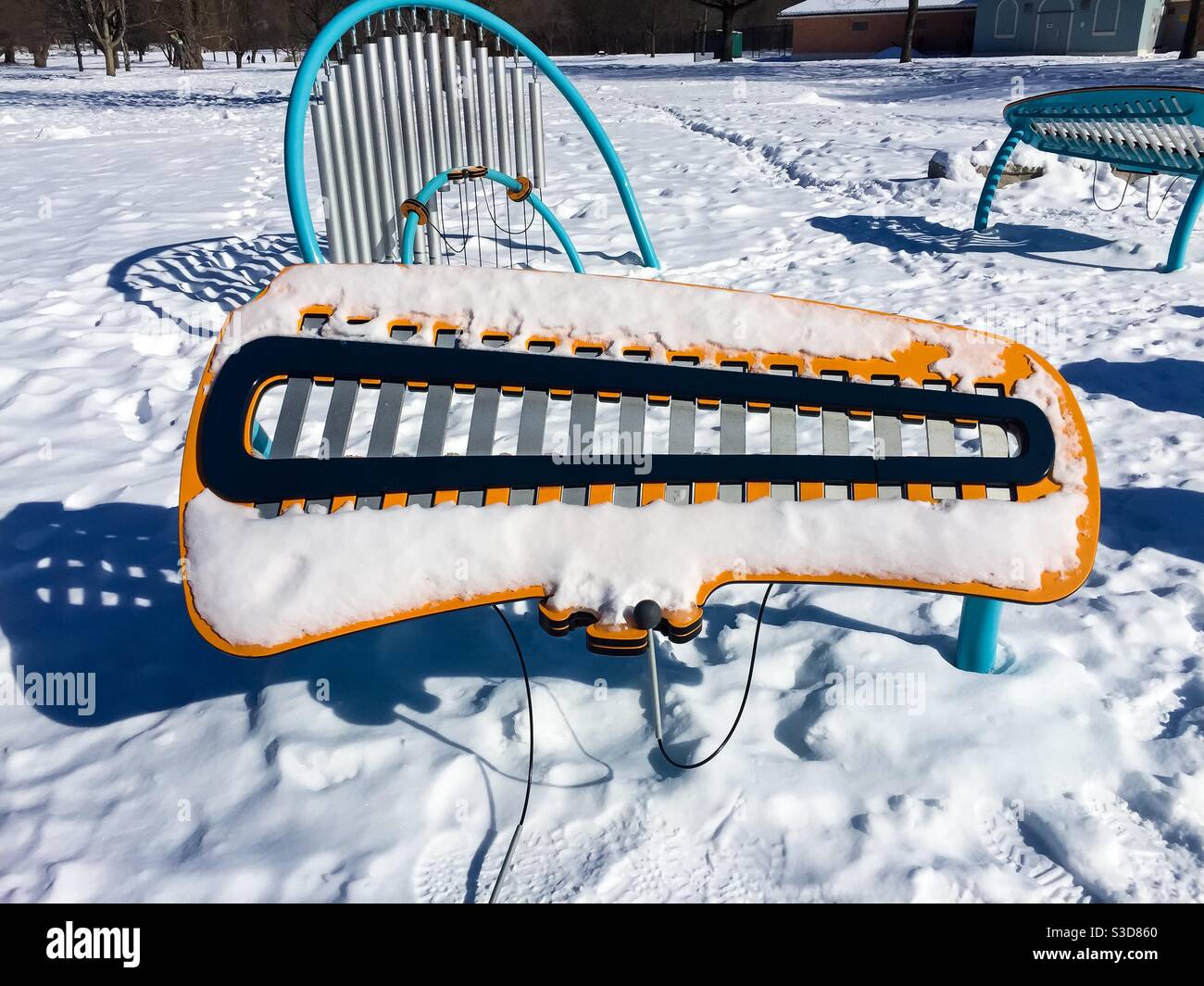 Musikinstrumente im Schnee - Smartphone-aufgenommenes Stockfoto