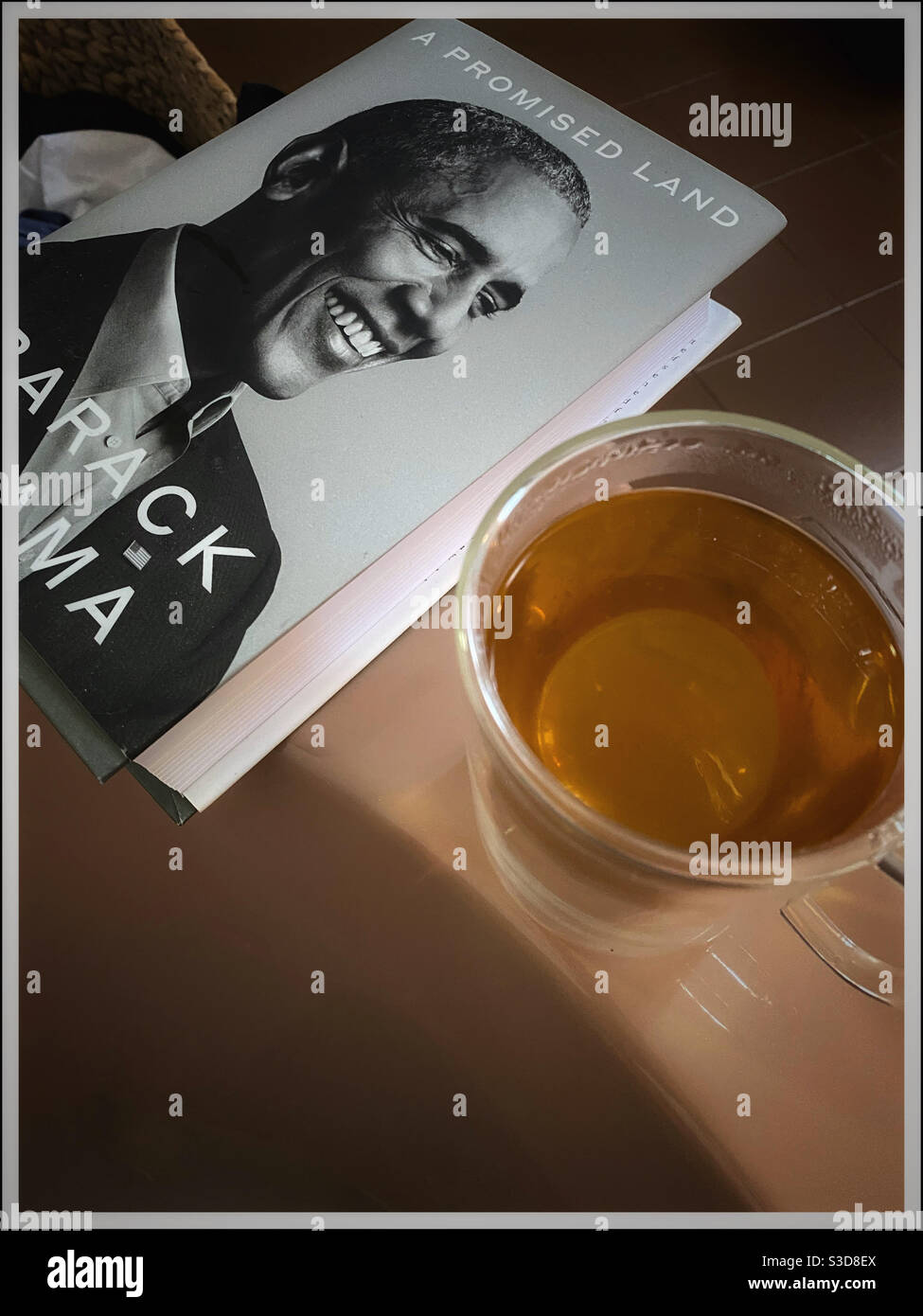Barack Obamas Buch und eine Tasse Tee am Rande des Bades. - Smartphone-aufgenommenes Stockfoto