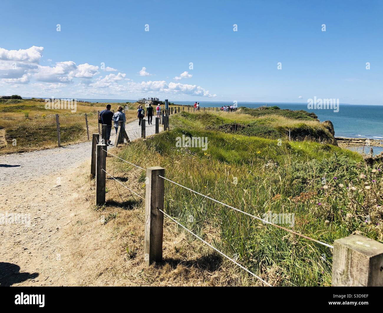 Touristen folgen dem Weg am Point du Hoc Ranger denkmal in der Normandie Stockfoto