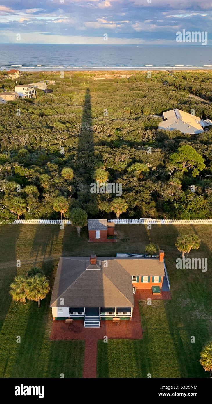 Schatten des Ponce de Leon Inlet Lighthouse und Light Keepers House in der Nähe von Daytona Beach, Florida. Stockfoto
