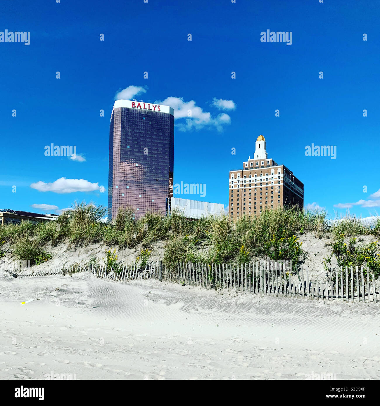 Blick auf Bally's Hotel and Casino und das Claridge, Blick auf den Boardwalk vom Strand, Atlantic City, New Jersey, USA Stockfoto