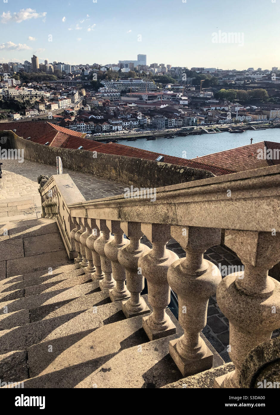 Stufen hinunter, um Porto zu sehen - Smartphone-aufgenommenes Stockfoto