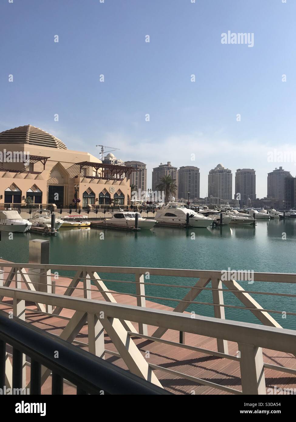 Porto-Arabien auf der künstlichen Insel der Perle, Doha, Katar - Smartphone-aufgenommenes Stockfoto