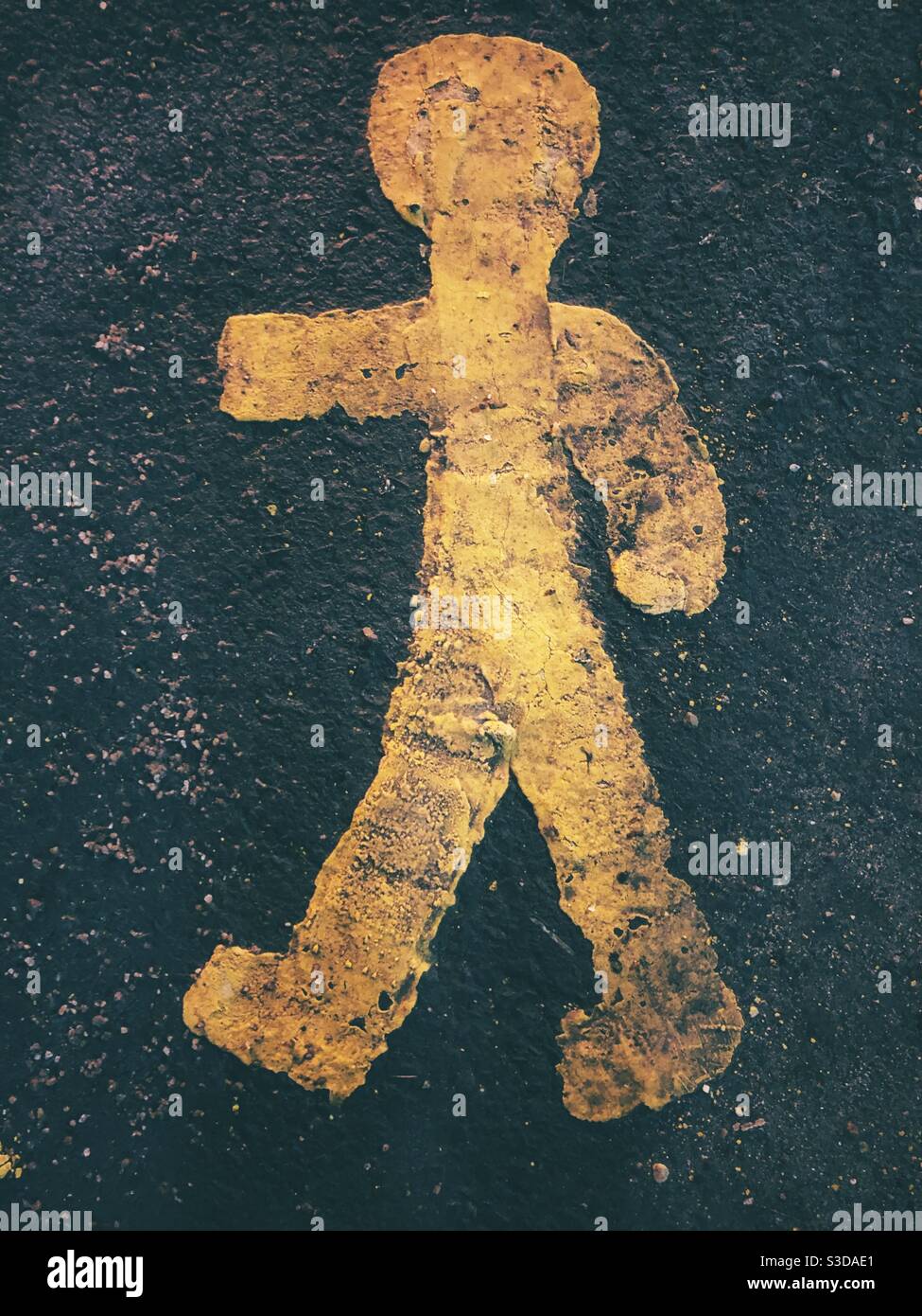 Eine gelb gemalte menschliche Form oder Darstellung auf einem Fußweg Zeigen Sie den sicheren Weg auf eine Kreuzung Stockfoto