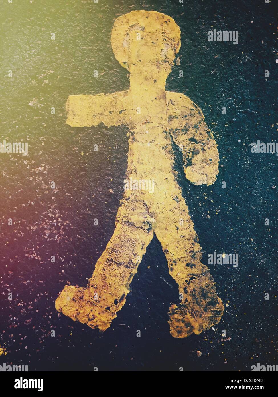 Ein gemalter Stockmann in menschlicher Darstellung auf einem Fußweg Zeigen Sie uns einen sicheren Ort, um die Straße zu überqueren und zu Fuß zu gehen Ins Licht Stockfoto