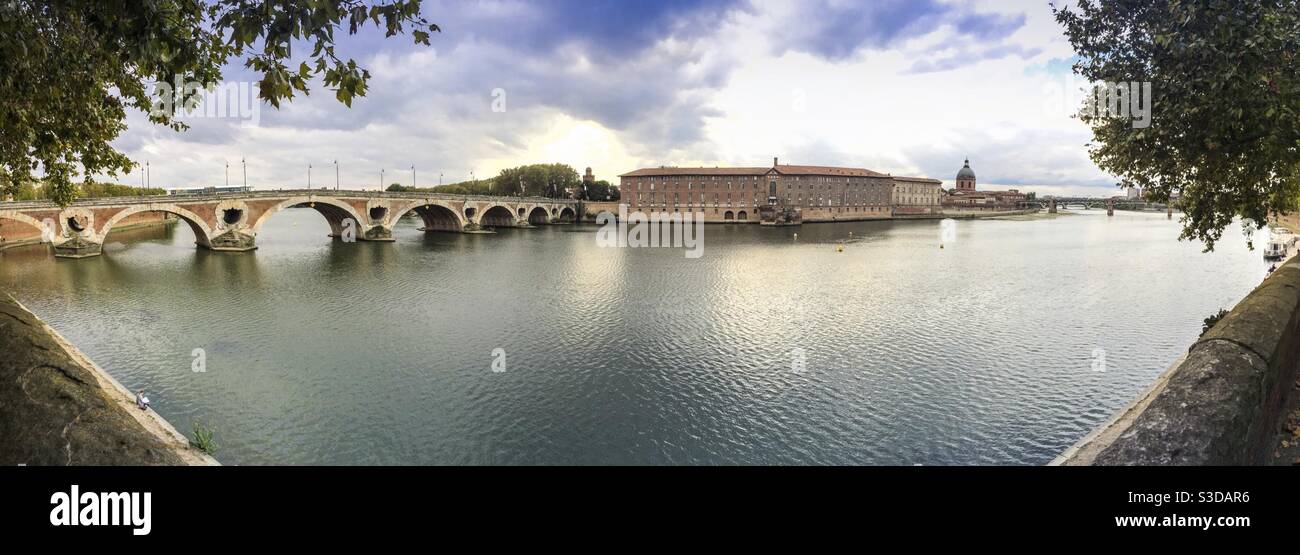 Die Pont Saint Pierre und die Pont Neuf über der Garonne und das Grab in Toulouse in Occitanie, Frankreich Stockfoto