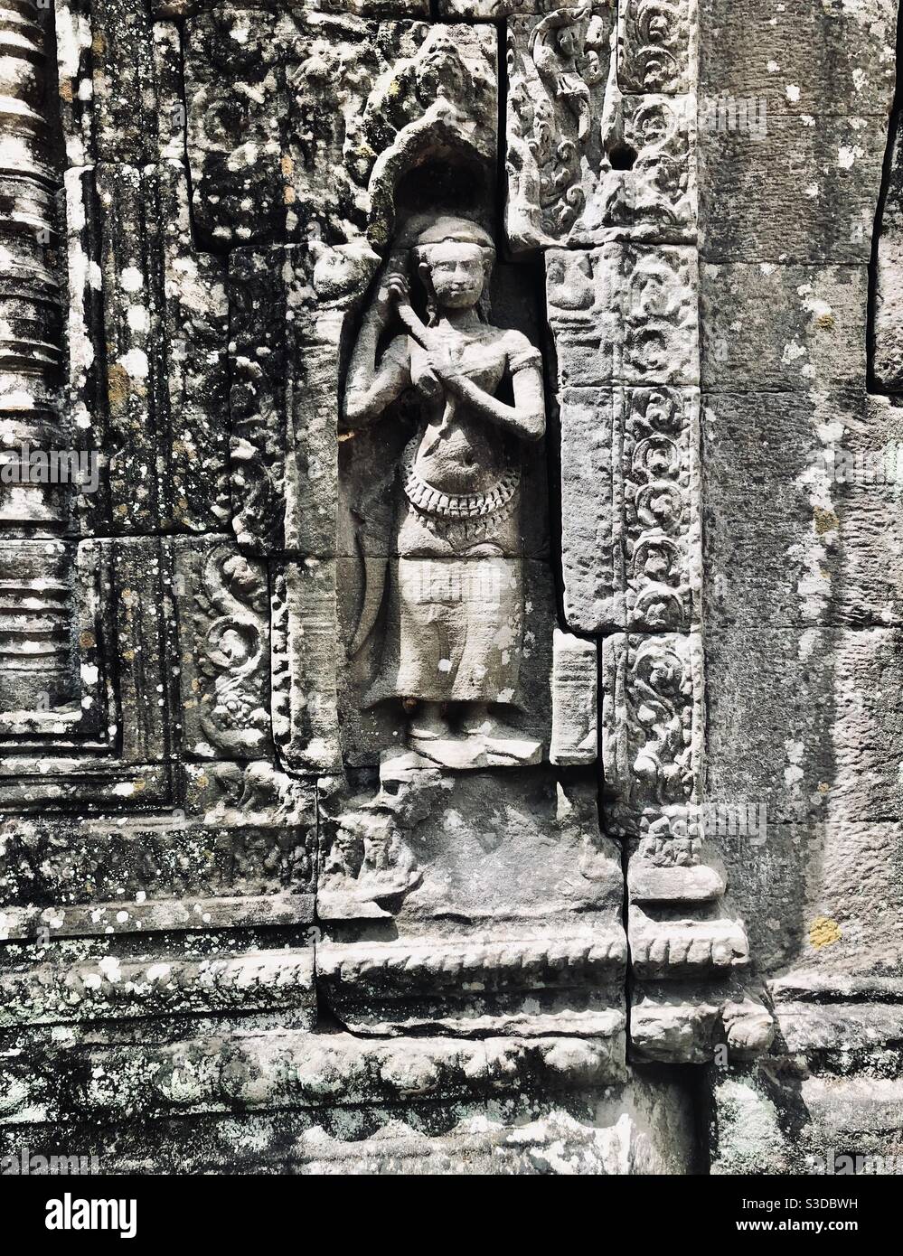 Steinskulptur einer jungen Frau, die ihr Haar berührt, Angkor, Kambodscha Stockfoto