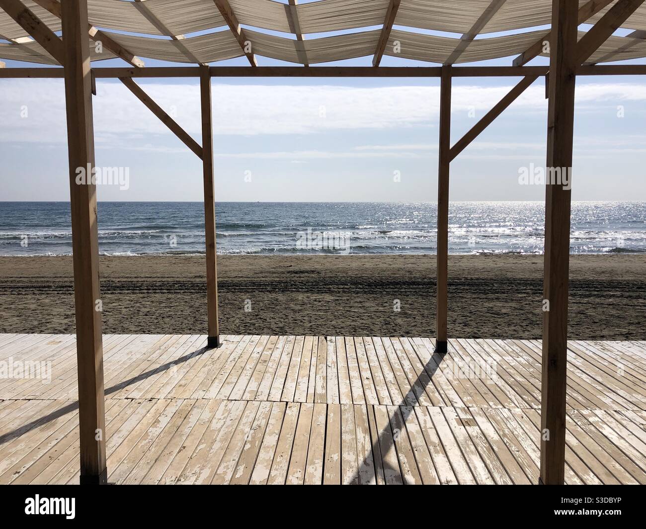 Holzterrasse am Meer - Smartphone-aufgenommenes Stockfoto