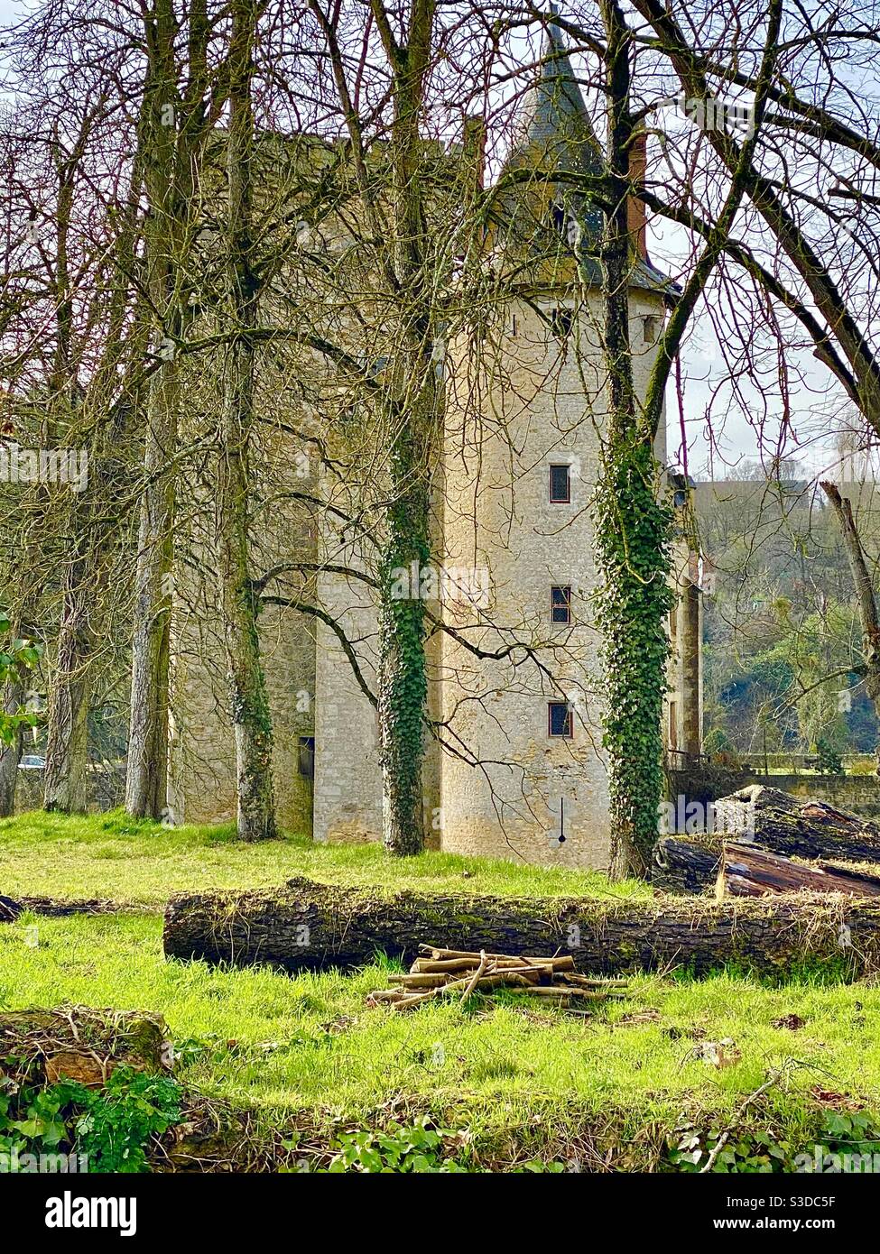 Château de Saint-Loup sur Thouet Frankreich - Smartphone-aufgenommenes Stockfoto