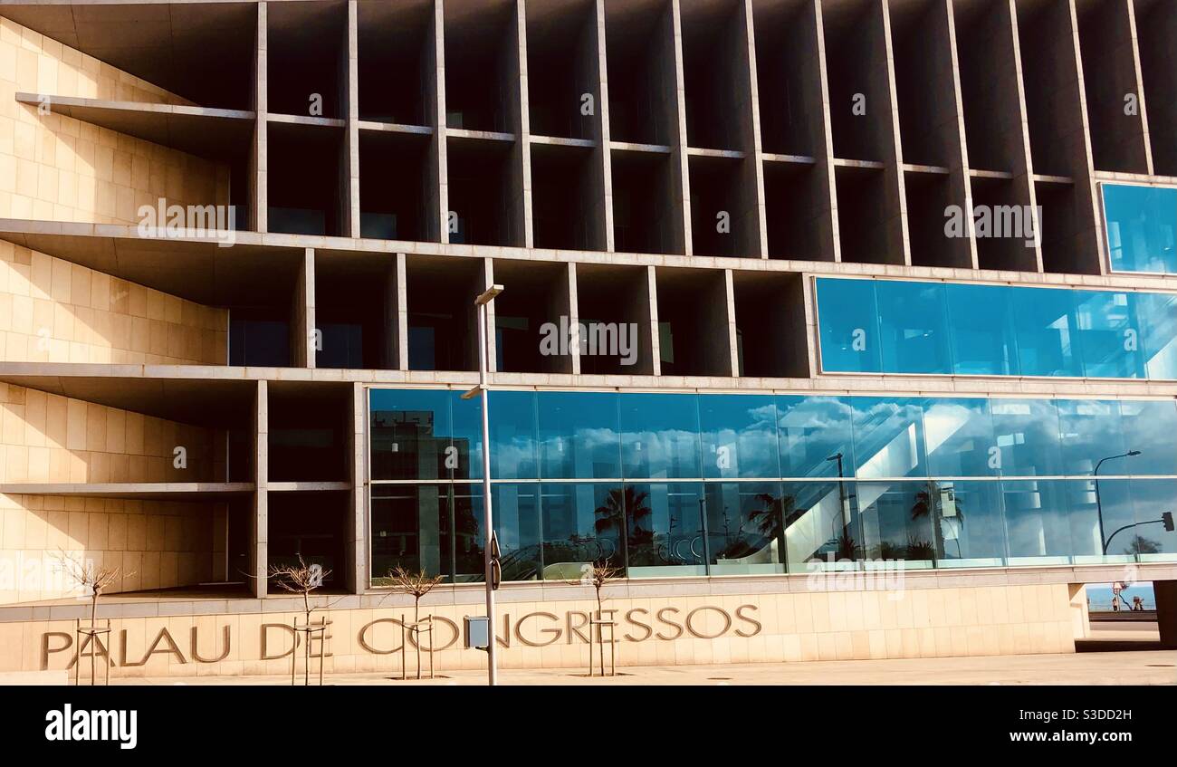 Architektonische Reflexionen des Palau de Congressos in Palma de Mallorca - Smartphone-aufgenommenes Stockfoto