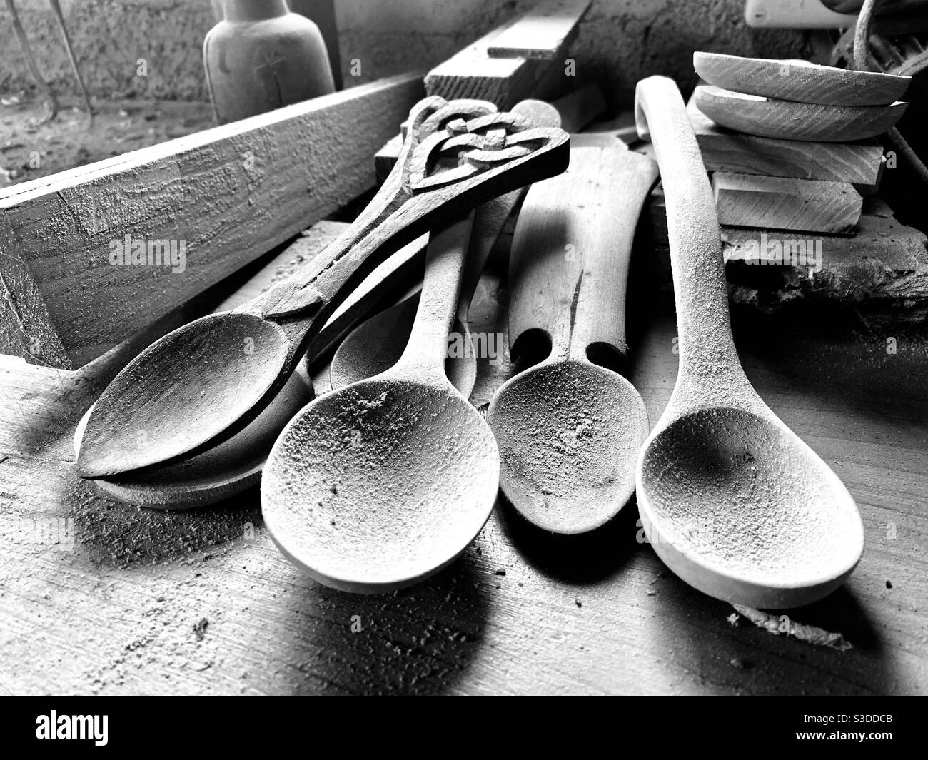 Handgefertigte Holzlöffel - Smartphone-aufgenommenes Stockfoto