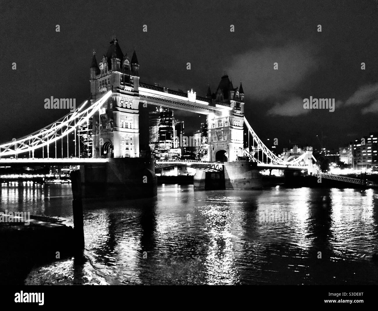 Nachtansicht der Tower Bridge über der Themse Stockfoto