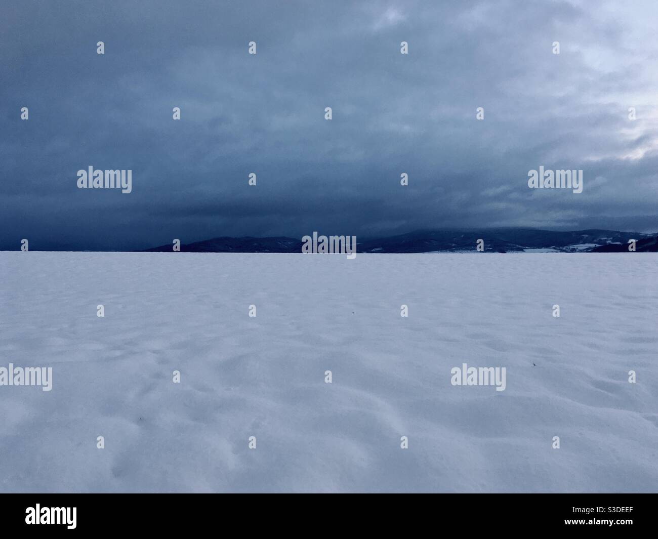 Schneefeld - Smartphone-aufgenommenes Stockfoto