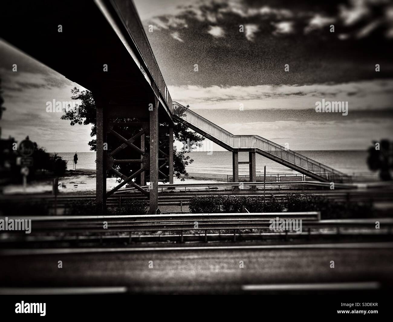 Fußgängerbrücke über Weg - Smartphone-aufgenommenes Stockfoto