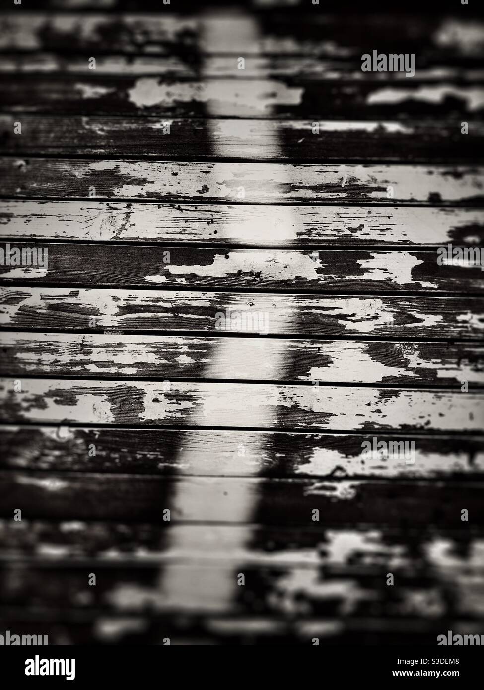 Holzterrasse und seine abblätternde Farbe ideal als Hintergrund - Smartphone-aufgenommenes Stockfoto