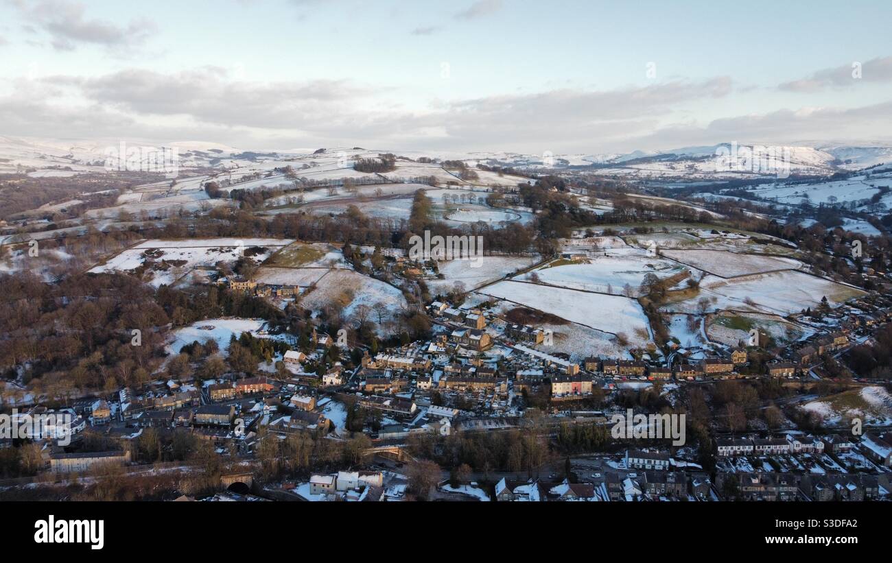 Luftaufnahme von schneebedeckten Hügeln über Whaley Bridge im High Peak, Derbyshire, Großbritannien im Februar 2021 Stockfoto